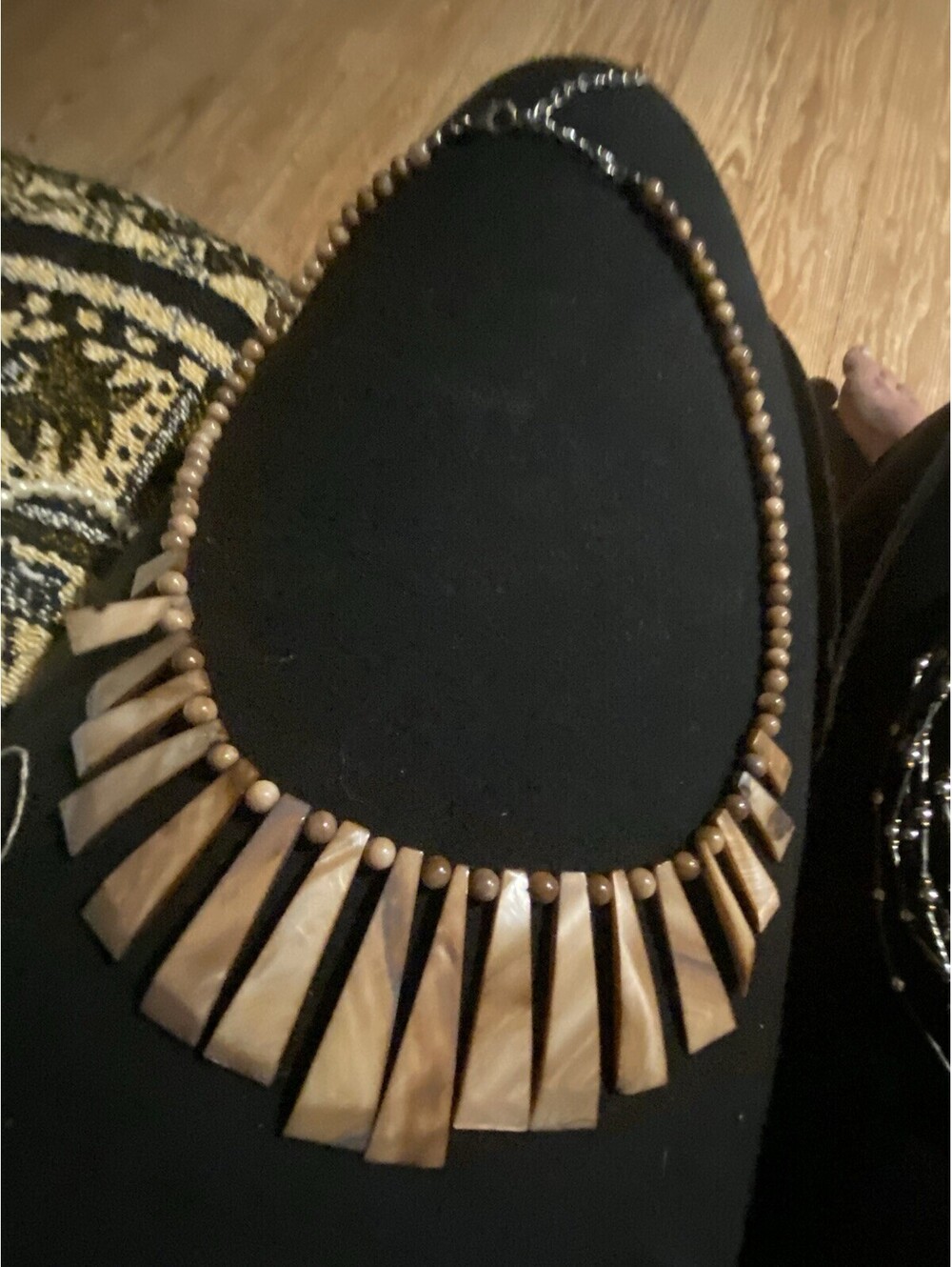 18" Erica Lyons Graduated shell chip and bead necklace Abalone Mother of Pearl